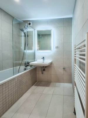 Badezimmer mit Badewanne