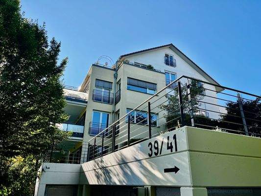 ...von diesem Mehrfamilienhaus