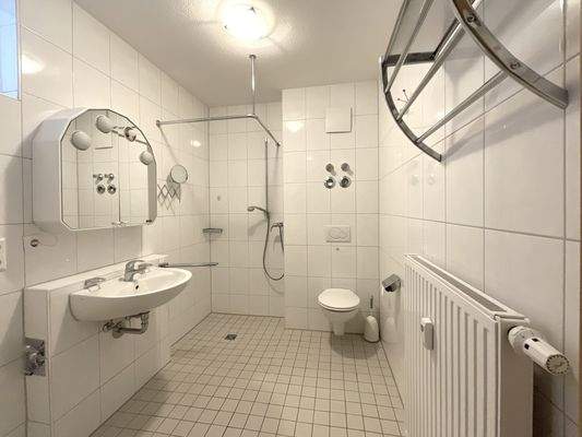 Bad mit Dusche Bild 2