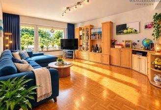 Wohnzimmer mit Zugang zum Balkon