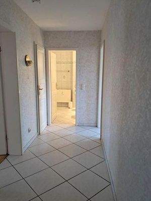 Diele mit Blick ins Bad