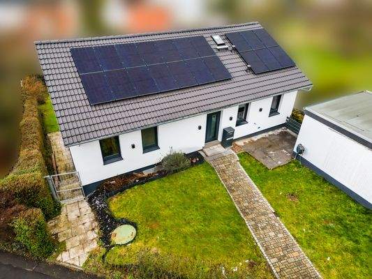 Ansicht mit Vorgarten