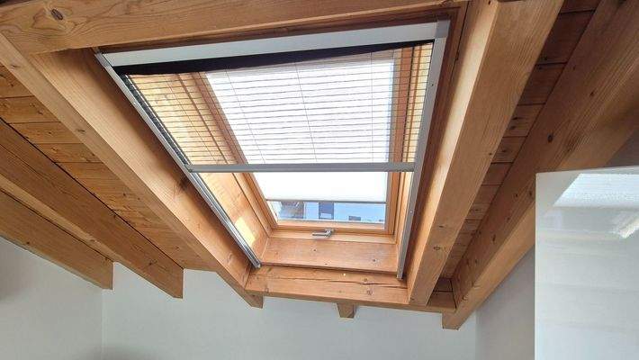 Dachfenster mit Rollo und Fliegengitter
