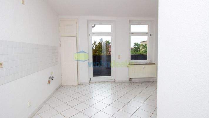 Küche mit Balkonzugang