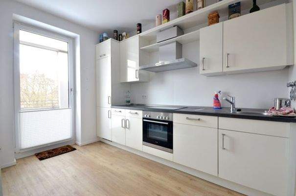 Küche mit Zugang zur Loggia