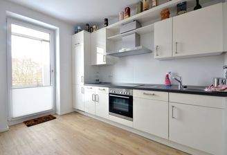 Küche mit Zugang zur Loggia