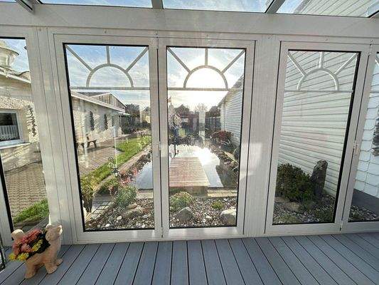 Blick aus dem Wintergarten auf den Teich