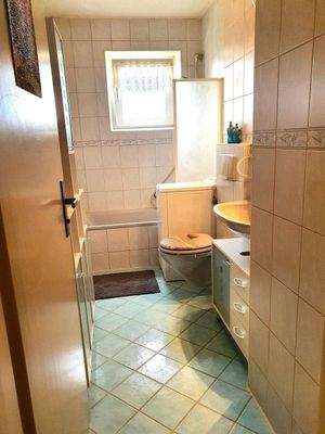 Gepflegtes Tageslichtbad mit Wanne