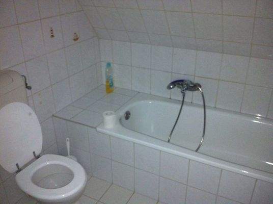 WE 2 OG links Badezimmer.jpeg