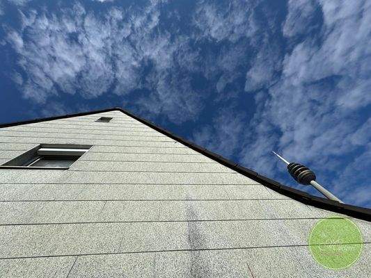 ... freistehendem 30er-Jahre Häuschen und ...