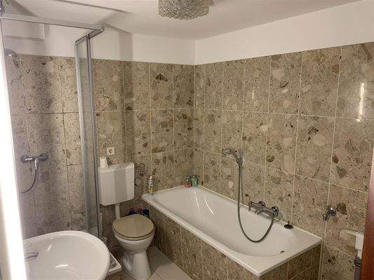 Bspw. Bad mit Wanne und Dusche