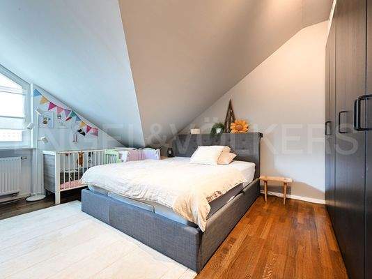 Schlafzimmer mit Platz für einen großen Schrank