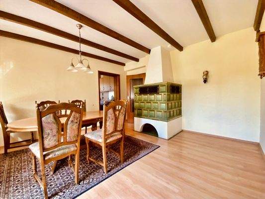 Essbereich mit Kachelofen