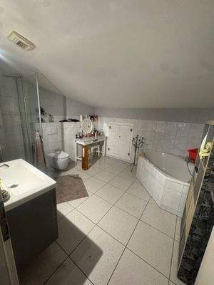 Modernes Badezimmer.jpeg