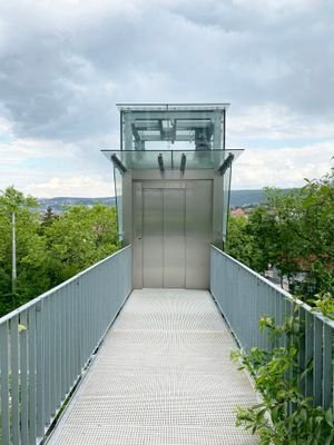 mit dem Aufzug nach oben