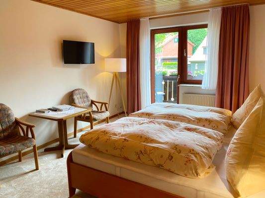 Schlafzimmer mit Zugang zum Balkon