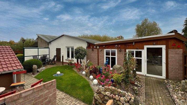 Garten mit Nebengelass