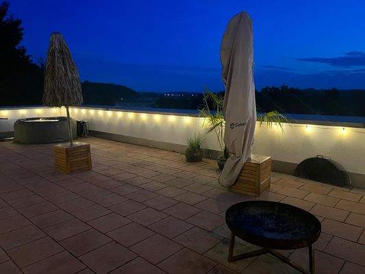 Dachterrasse bei Nacht