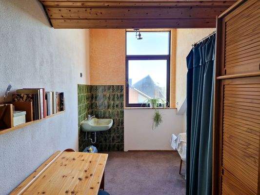 mit Waschbecken und Gaube