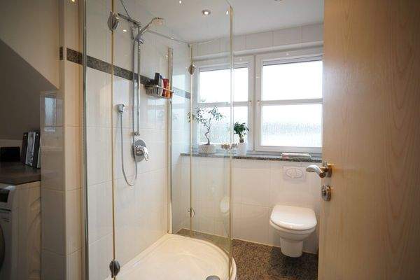 Dusche, WC und Zugang zum Abstellraum im Badezimmer