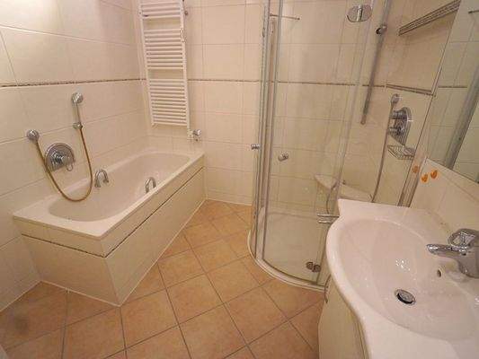 Badezimmer mit Dusche, Wanne, Waschbecken und WC