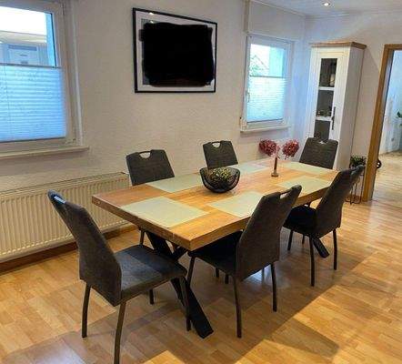 Esszimmer mit Blick zum Wohnzimmer EG