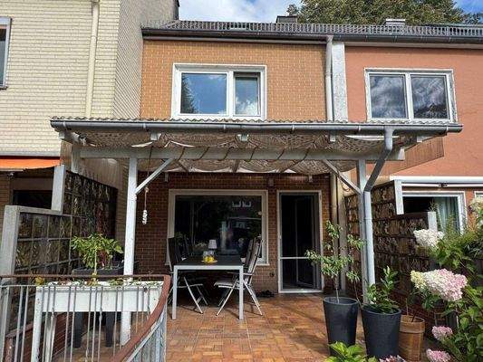 Hausansicht und Terrasse