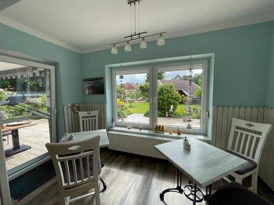 Frühstücksraum mit Bilck in den Garten