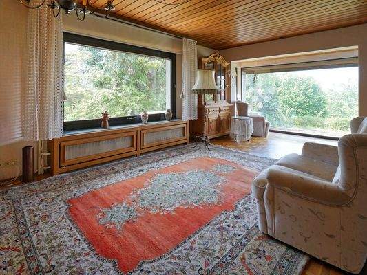 Geräumiges Wohnzimmer mit großer Fensterfront