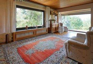 Geräumiges Wohnzimmer mit großer Fensterfront