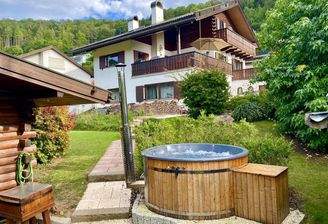 Hausansicht mit Garten