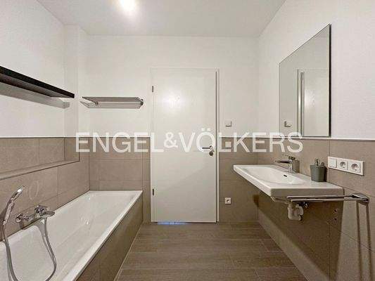 Badezimmer mit Wanne und Dusche