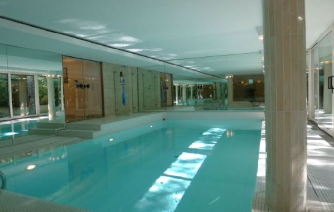 EXTRAVAGANTE INDOOR-POOL-MAISONETTE -ZUM AUSBAUEN - ALS HAUS IM HAUS-mit 500 qm Privatgarten