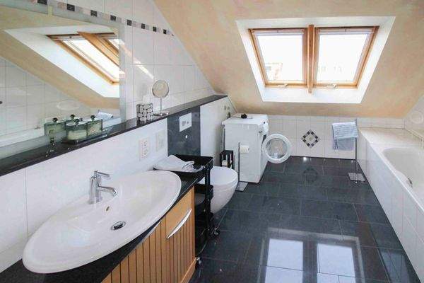 Bad mit Wanne und Dusche