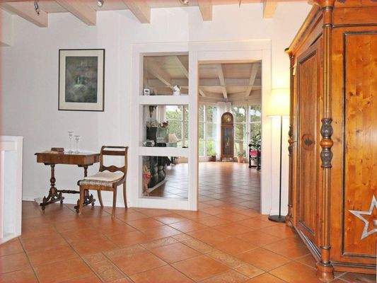 Diele mit Doppelglastür zum Wohnbereich