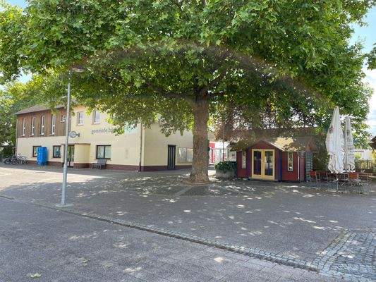 Gegenüber S - Bahnstation 