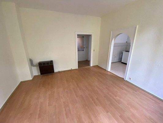 Wohnzimmer 2. OG mit Blick in Richtung Küche und D