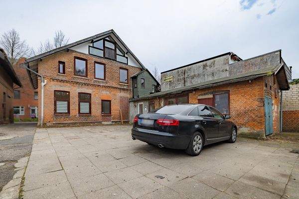 Stellfläche im Hinterhof