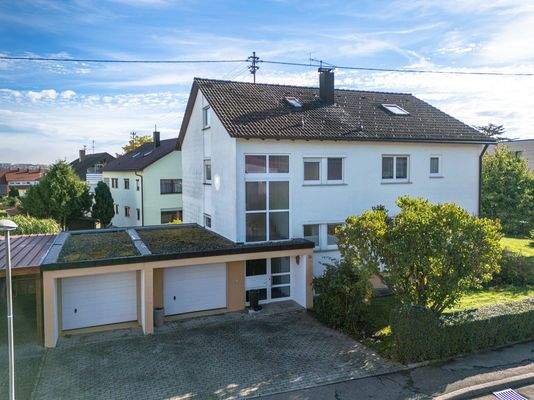 Objektansicht mit Garagen 