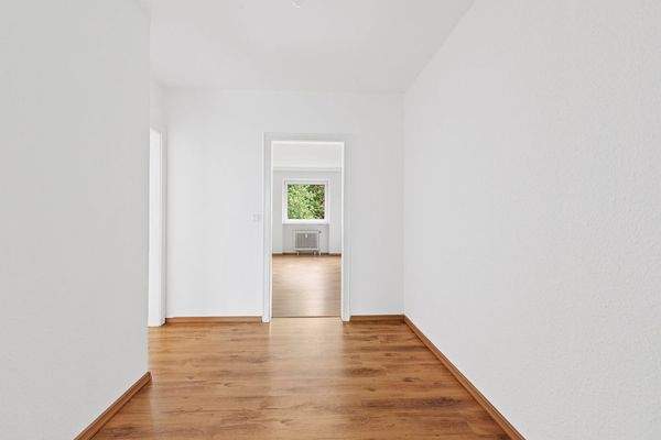 Flur mit Blick ins kleine Zimmer