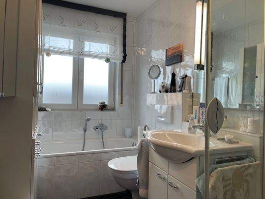 Tageslichtbad mit Dusche und Wanne!