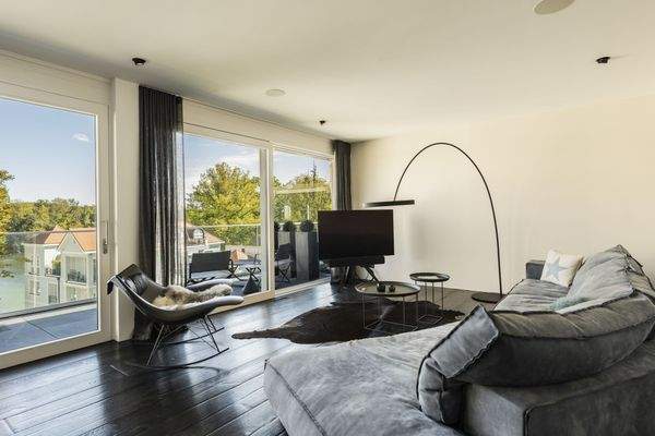 Wohnbereich mit Wasserblick und Terrassenzugang