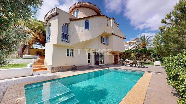 5 Bedroom Villa with Jacuzzi and Garden in Orihuela Costa