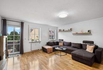 Großer Wohnbereich mit Zugang zum Balkon