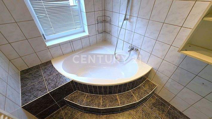 Schöne Eckbadewanne mit Treppe davor 