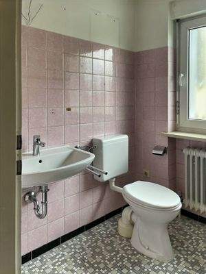 Tageslichtbad mit Waschbecken und WC