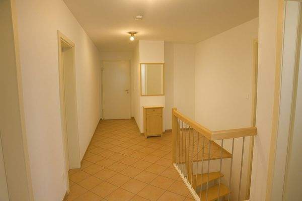 Flur (Bild mit KI bereinigt)