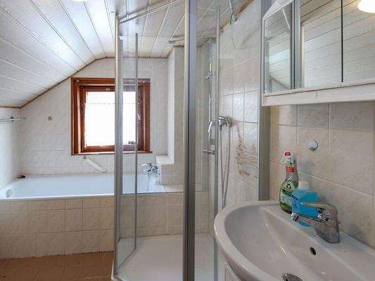 Badezimmer mit Dusche und Badewanne