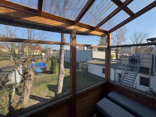 Blick vom überdachten Balkon