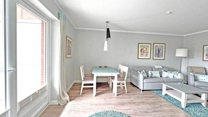 Wohnraum mit Esstisch und Balkonzugang